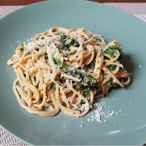 Lazacos-spenótos spagetti