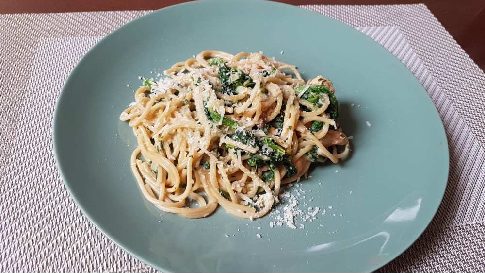 Lazacos-spenótos spagetti