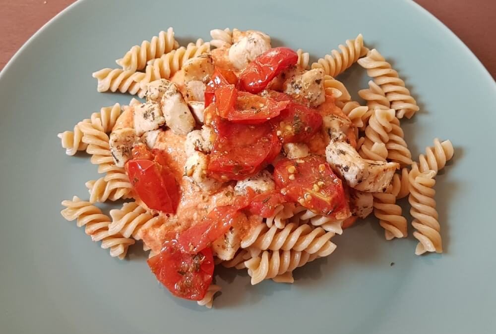 Paradicsomos-fetás csirkés tészta